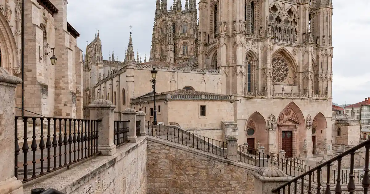Escaleras a la Catedral -- 2023 -- Burgos, Castilla y León, España