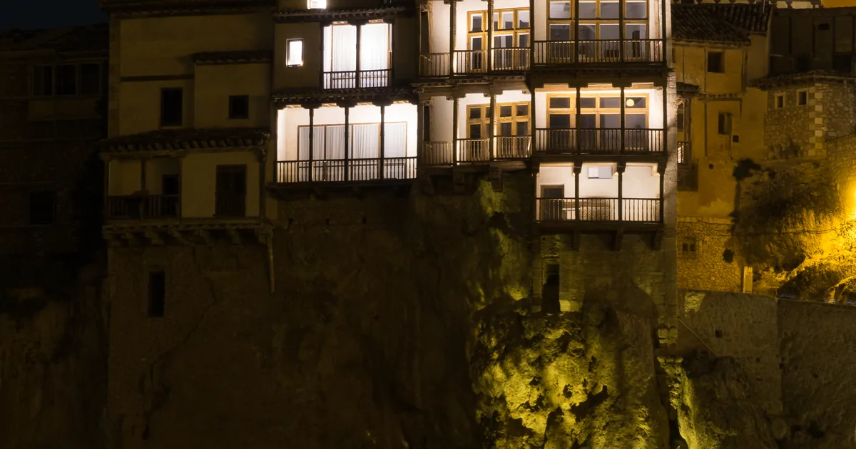Casas colgantes de Cuenca iluminadas 02