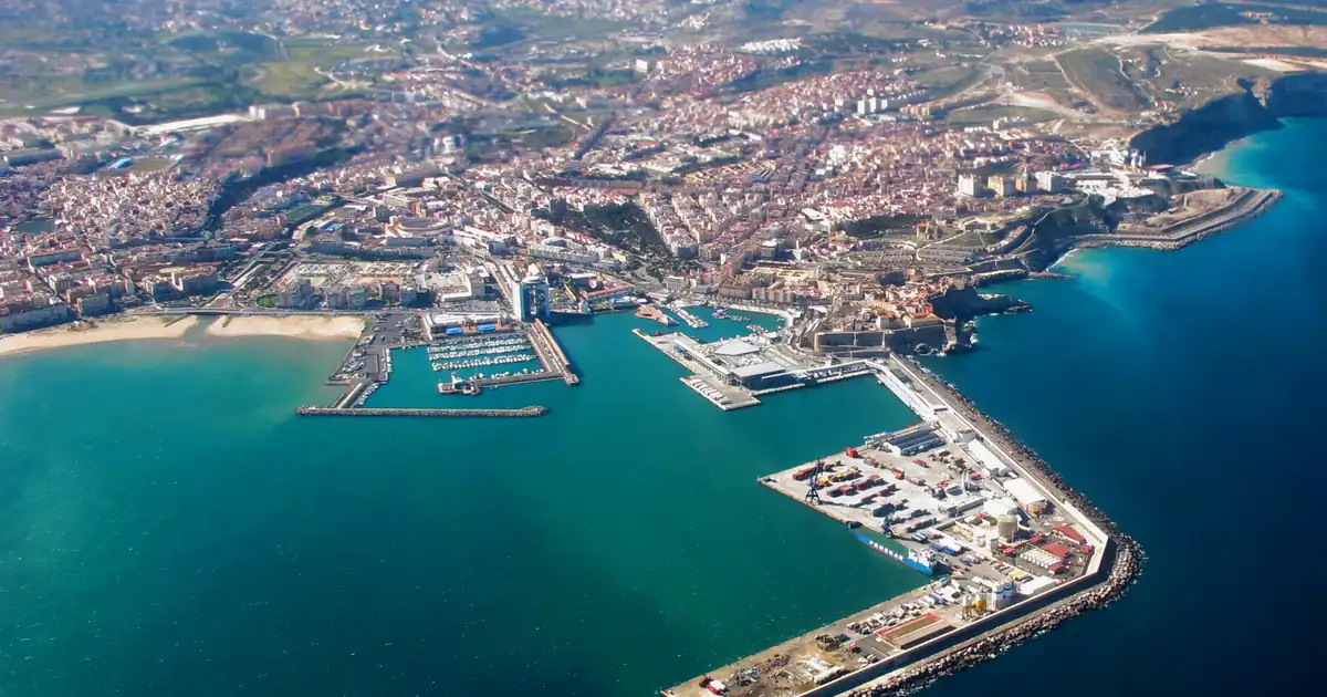 (Melilla) Aterrizando en Melilla (16668390111)